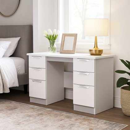 Carisbrooke Kneehole Desk Carisbrooke Kneehole Desk