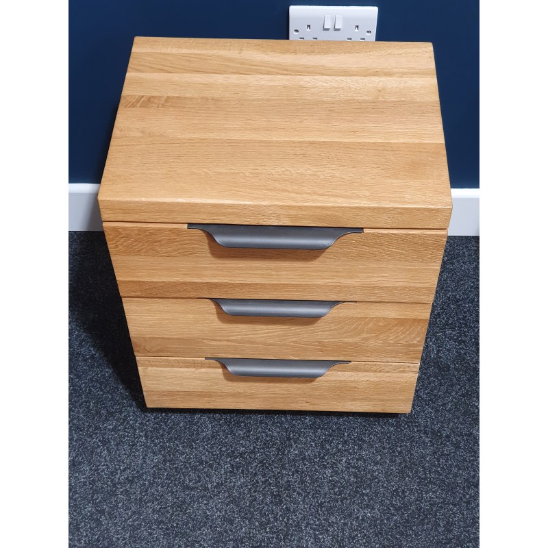 Clearance Fishbourne 3 Drawer Bedside Clearance Fishbourne 3 Drawer Bedside